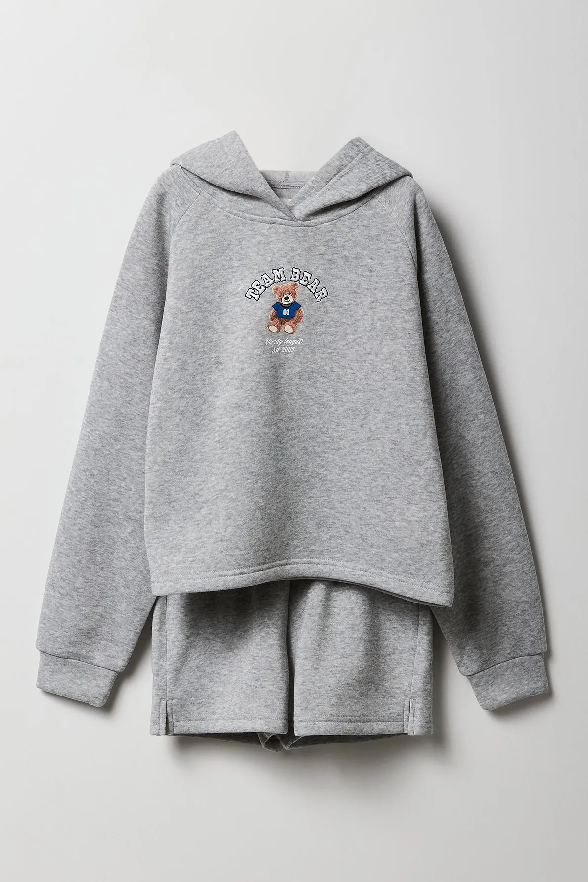 Ensemble avec haut à capuchon en molleton avec motif brodé et short pour fille