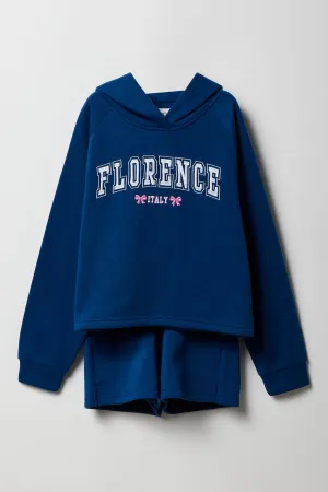 Ensemble avec haut à capuchon en molleton avec motif brodé et short pour fille