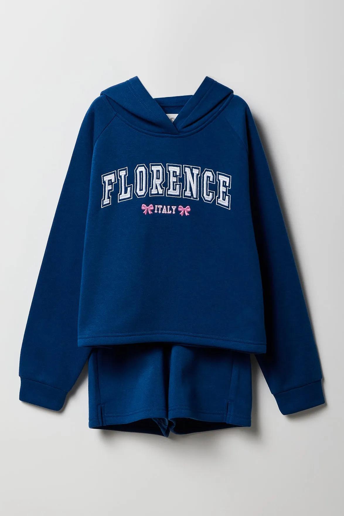 Ensemble avec haut à capuchon en molleton avec motif brodé et short pour fille