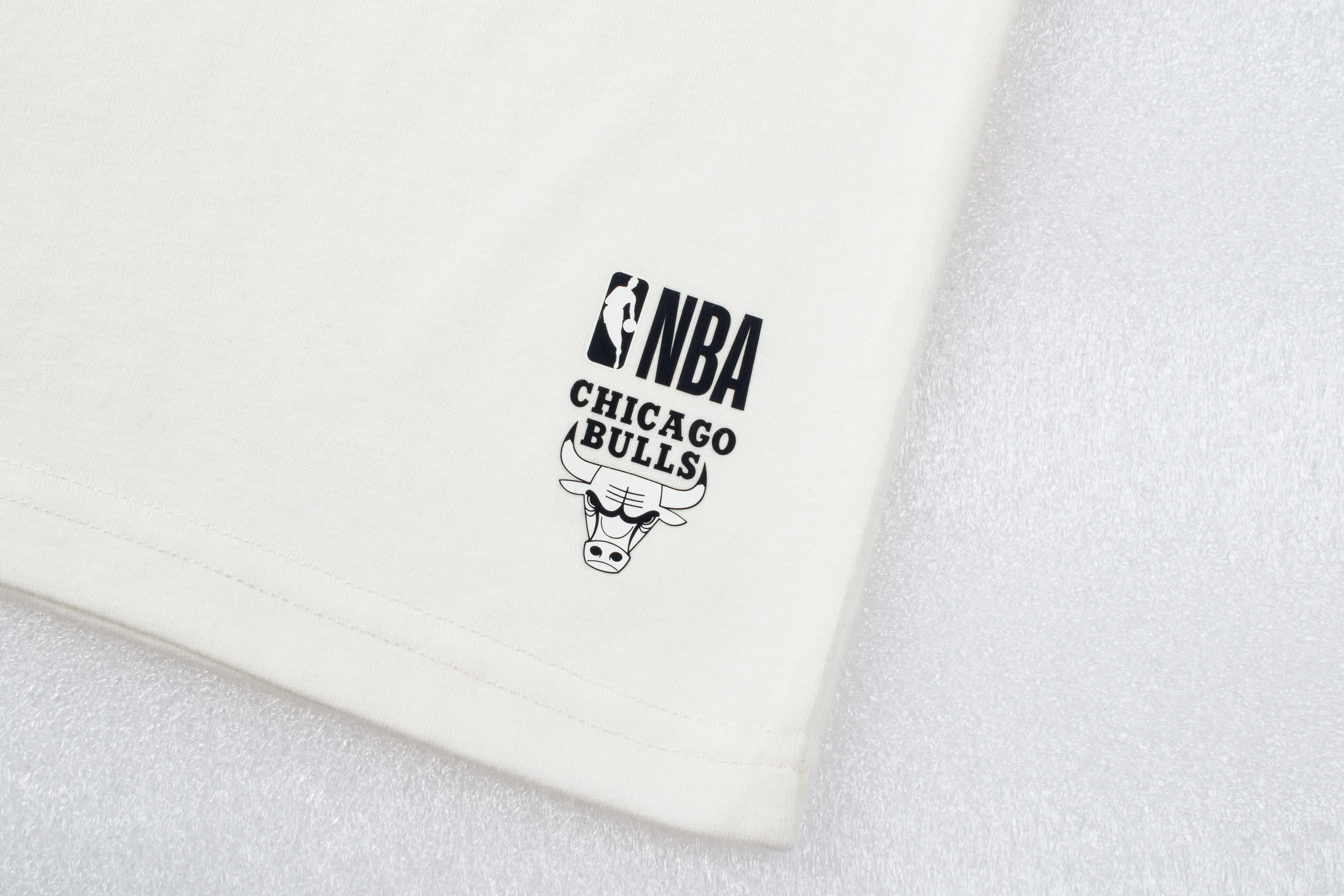 NBA Wordmark Embroidery Boxy Fit Cropped Top - OFF WHITE BULLS